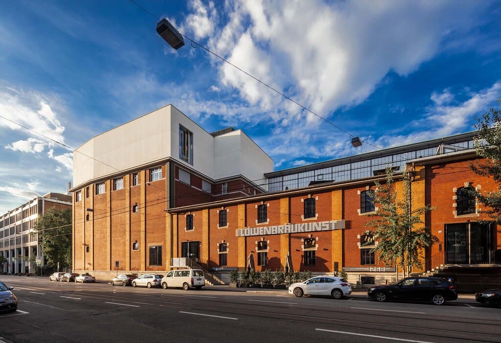 Contemporary Art Center
The Löwenbräukunst-Areal is a unique art centre in the Zurich West district. Where beer was once brewed, there are now museums, galleries, art spaces, art and cultural foundations, art escape room, and a bistro. The range of contemporary art on offer includes exhibitions and collection-specific presentations, events and symposia, as well as activities on current themes in art education, promotion and research.

Löwenbräukunst Community Engagement creates lasting connectio