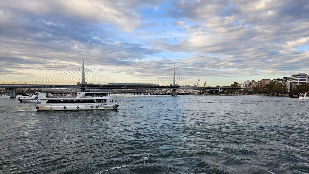 Istanbul. Haliç Metro Köprüsü. Kasim 2023