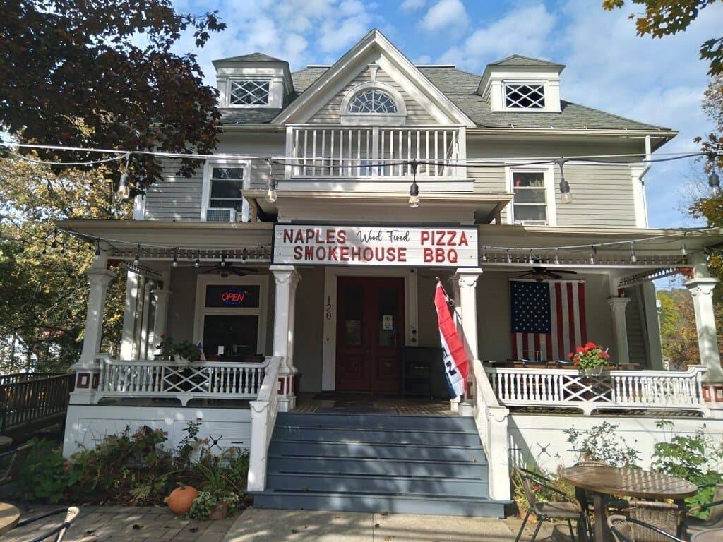 Same  great pizza, wings, panini's and salads.  Now with Smokehouse  BBQ added. 