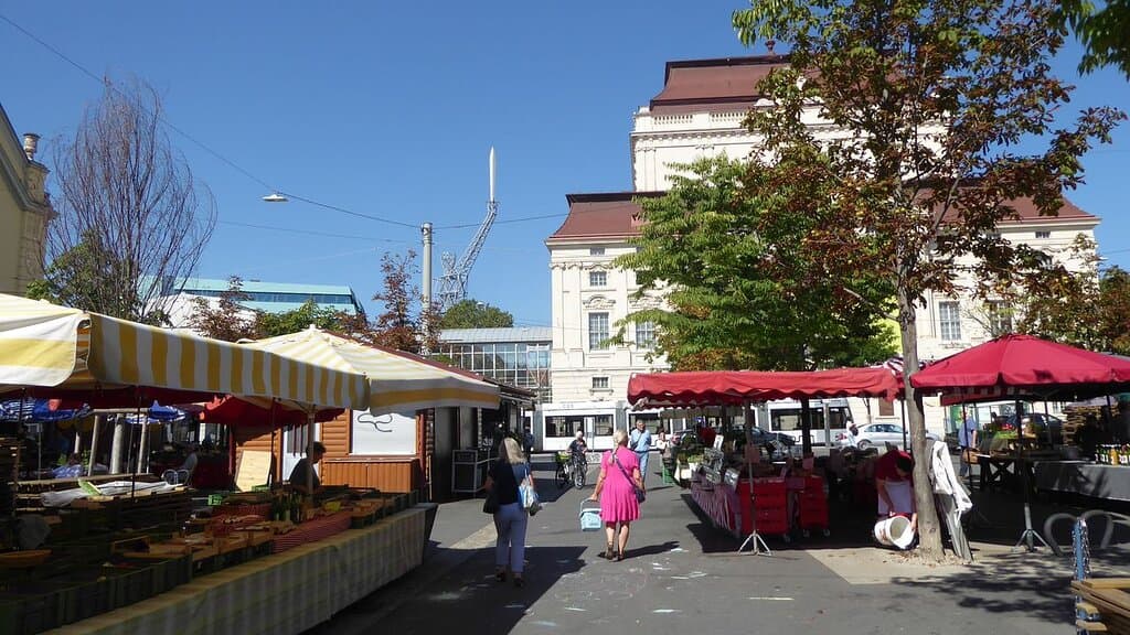 Kaiser-Josef-Platz mit Bauernmarkt