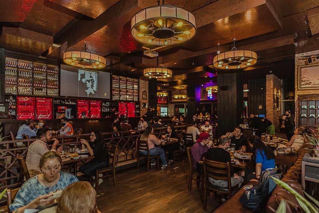 Porthos es un gastropub con un fuerte enfoque en carnes, hamburguesas y cervezas, con un ambiente semirústico, cálido y agradable.