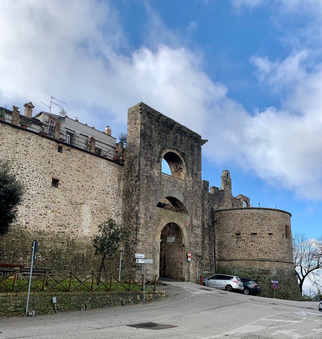 La porta arrivando a Todi. Da notare il bastione circolare riconvertito a sacrestia della vicina chiesa di Sant’ Eligio. Dic 23