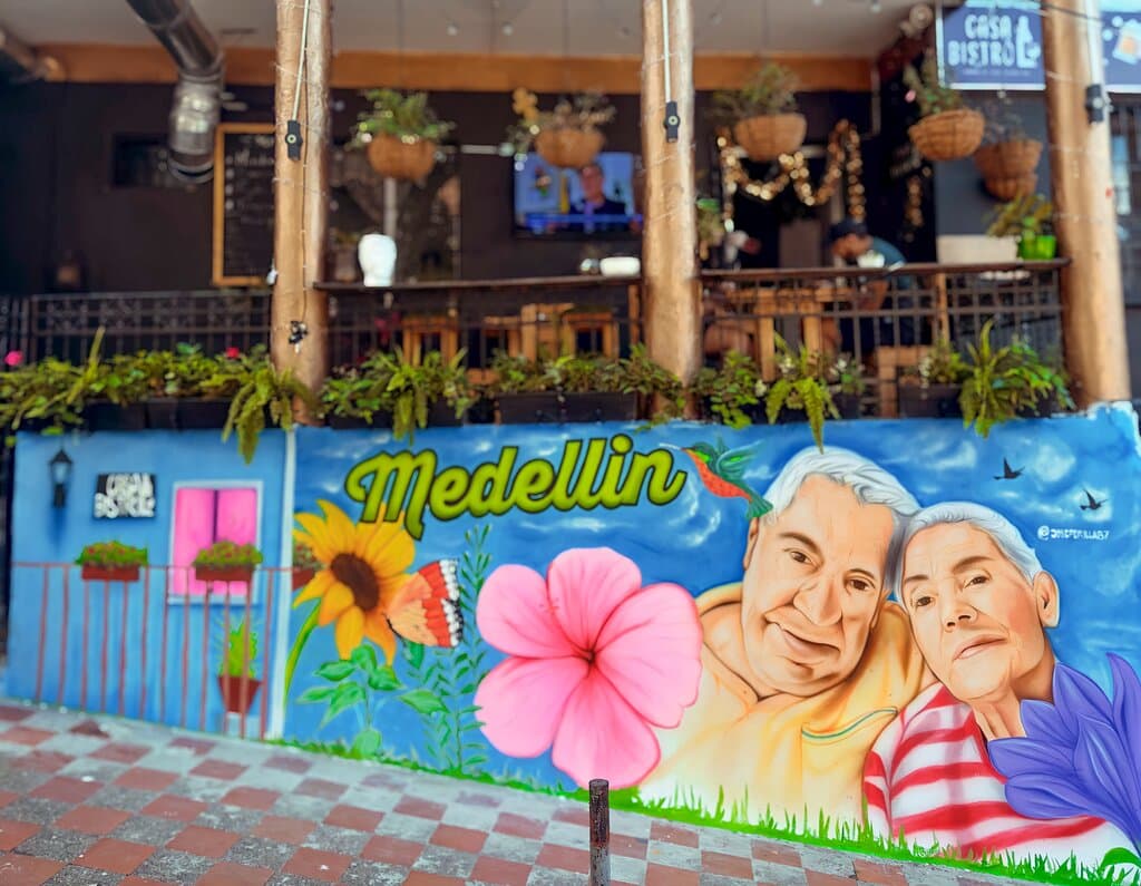 El mejor lugar para encontrarse con la esencia paisa: Sus flores y sabores auténticos antioqueños, con las recetas de la abuela. Ven y déjanos mostrarte porque en Medellín está la mejor comida paisa ❤️🤶👴🏻