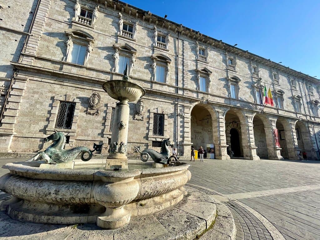 Built in the 12th century, and expanded in later years, Palazzo dell'Arengo now houses the municipal offices, an art gallery and the local Tourist Information Centre.
