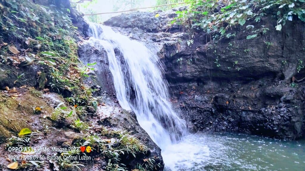 The El Kabayo cascades are not particularly large, have a narrow area, or have particularly tall cascades. The location alone is what makes this so wonderful. Wow, the sound of the river, trees, wind, and birds is amazing.
