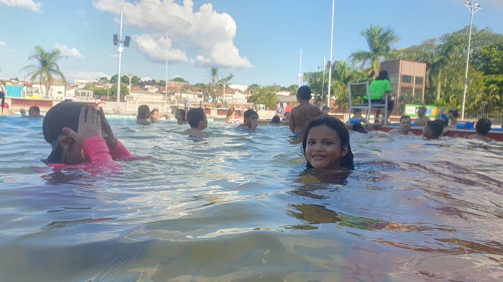 Piscina media Sesc Bauru.  Excelente opção de recreação nas férias, além das piscinas tem a brinquedoteca e outras atividades. Sempre que estou na cidade passo pro sesc e minha filha ée 6 anos adora. 