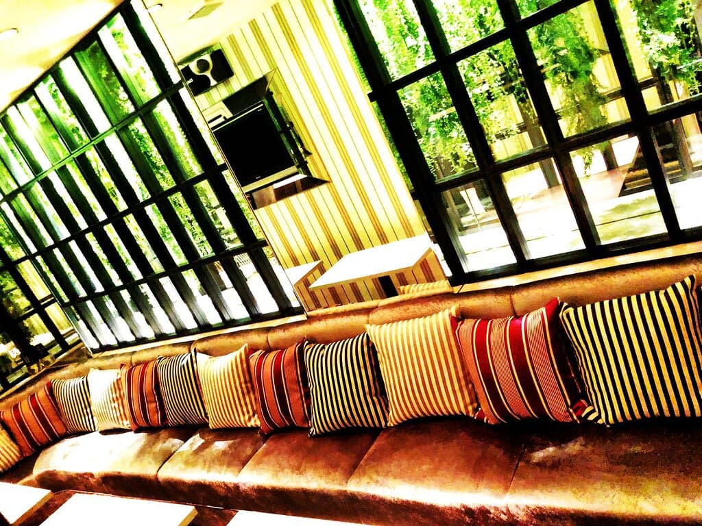 Door Lounge