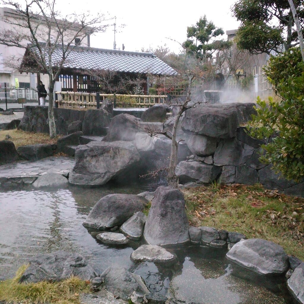 Relaxed!Free foot Spa in the park.
The steam is hot spring, high temperature.
I don't feel cold in the winter.

立願寺公園の中にある無料の足湯です。
広いので、好きな場所でゆっくりくつろげます。
お湯の温度が高かったので、寒い日でしたがポカポカ体まで暖まりました！


