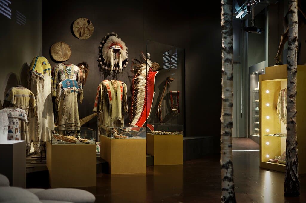 Das NONAM lädt ein zu einer kleinen Reise durchs grosse Nordamerika und bietet spannende Einblicke in die Kunst und Kulturen indigener Nationen.  

