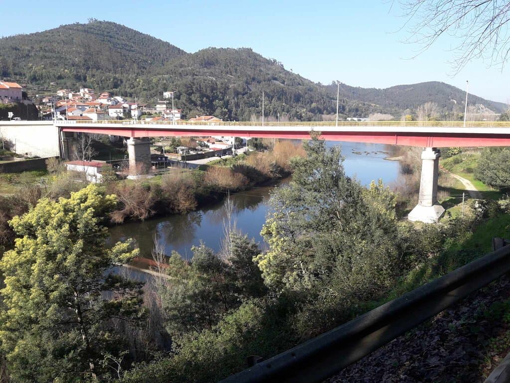 Ponte vista do lado da EN 2.