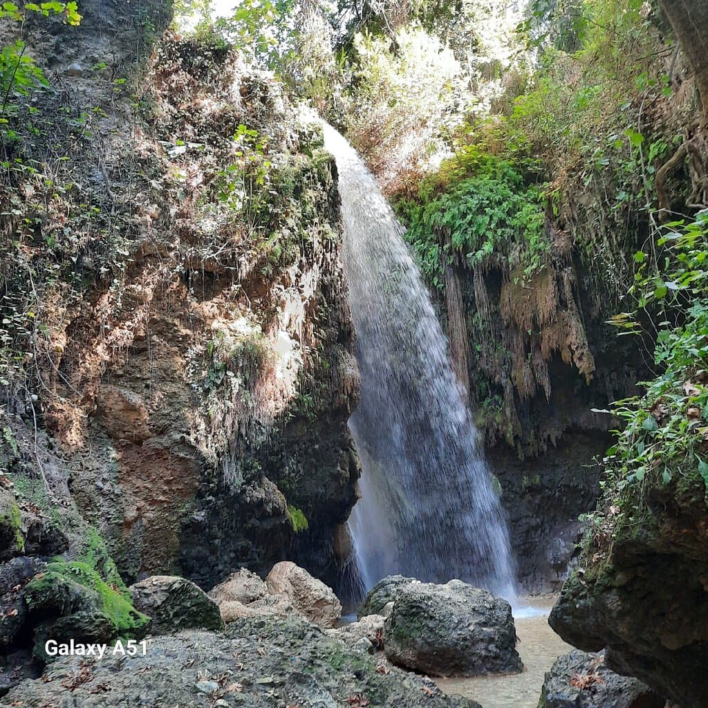 Fethiye'ye yaklaşık 45 km. mesafe de Seydikemer ilçesi sınırları içinde bulunuyor. Mutlaka görülmesi gereken doğal bir güzellik. Merdivenlerle su sesleri arasında iniliyor. Doğal bitkiler, ağaçların arasında bir akarsu yatağından yürüyerek şelaleye ulaşılıyor. Muhteşem bir yer