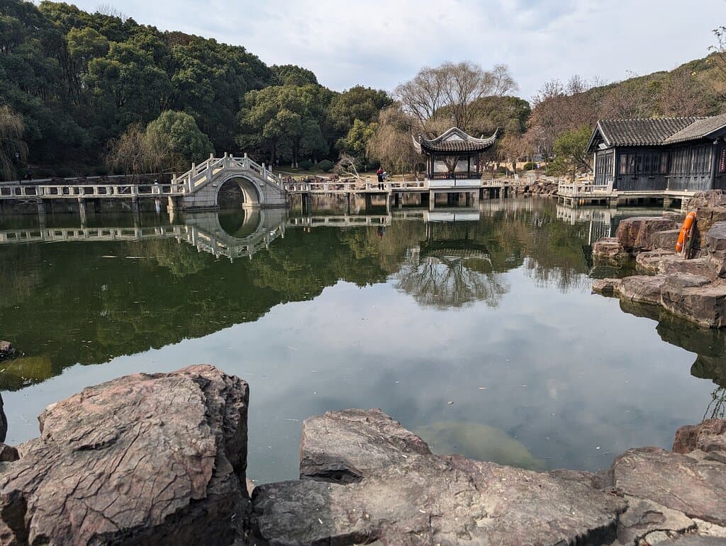 Park view of the lake at the foot of the mountain