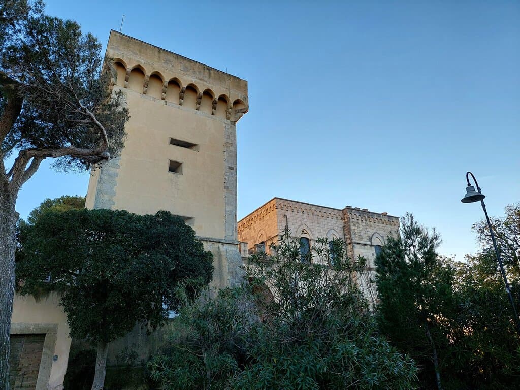 La Torre Medicea con accanto l'edificio neogotico della villa costruitagli accanto nel XX secolo
