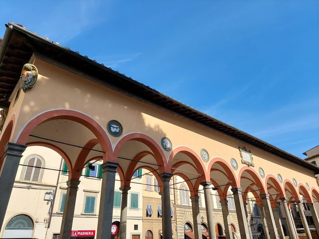 La Loggia del Pesce, lato che affaccia sull'interno della piazza