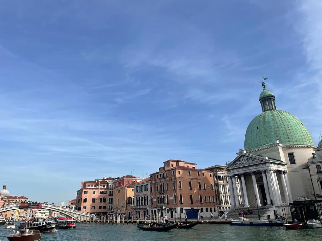 駅構内から出てすぐの風景