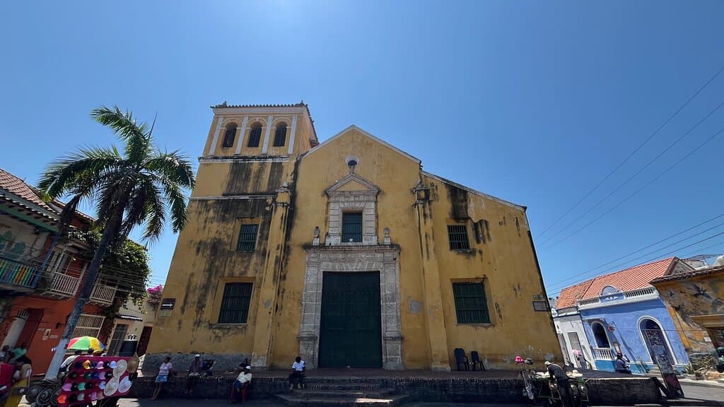 Inspirada na Catedral, é o segundo templo mais antigo da cidade e é dedicada à Santíssima Trindade, portanto, possui semelhanças arquitetônicas. O seu exterior, bem simples, esconde fascinantes colunas interiores e ornamentação com caixotões de estilo mudéjar do presbitério. Sem dúvida, mas dois tem