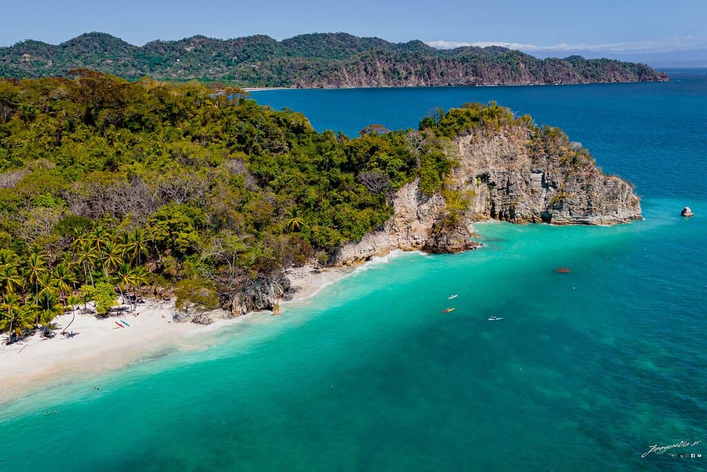 El color de la playa, avanza al rededor de la costa