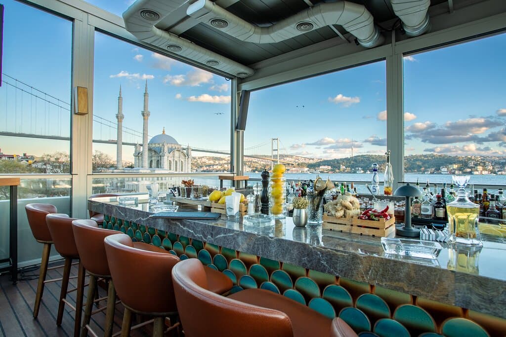 Banyan’da, Asya-Türk konseptini hem mutfakta hem dekorasyonda benzersiz ayrıntılarla birleştirerek misafirlerimize unutulmaz bir deneyim sunmak için çalışıyoruz. Rezervasyon için bize ulaşın: 0212 259 90 60  At Banyan, we are dedicated to offering our guests an unforgettable experience by blending the Asian-Turkish concept seamlessly in both cuisine and decor.