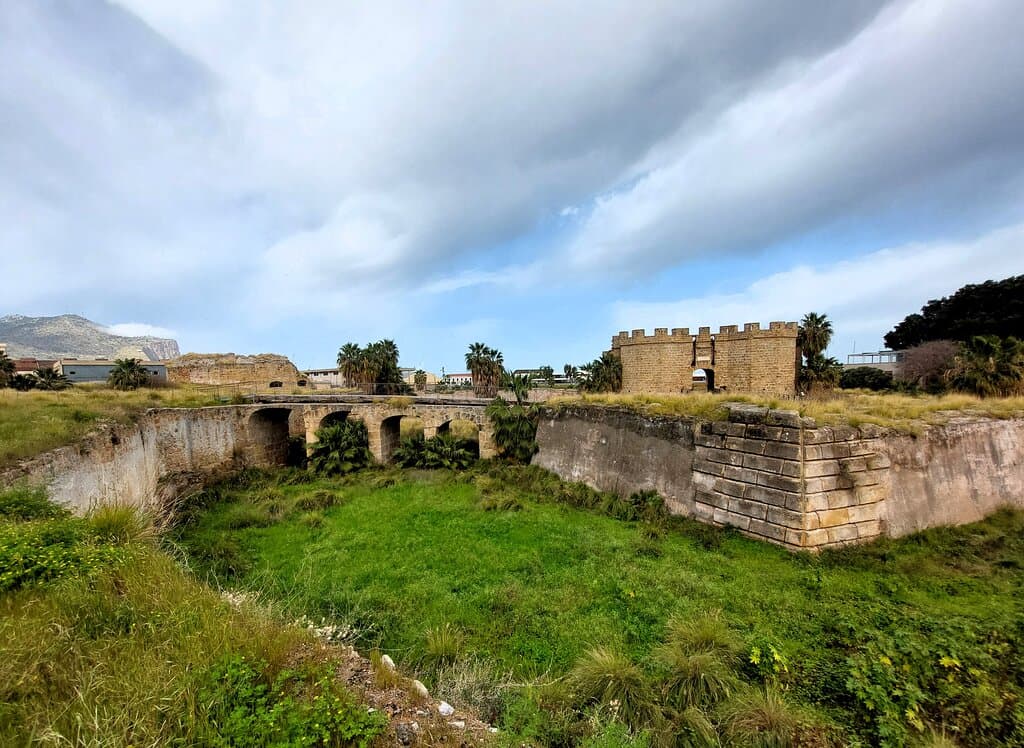 La porta Aragonese, il rivellino e il ponte