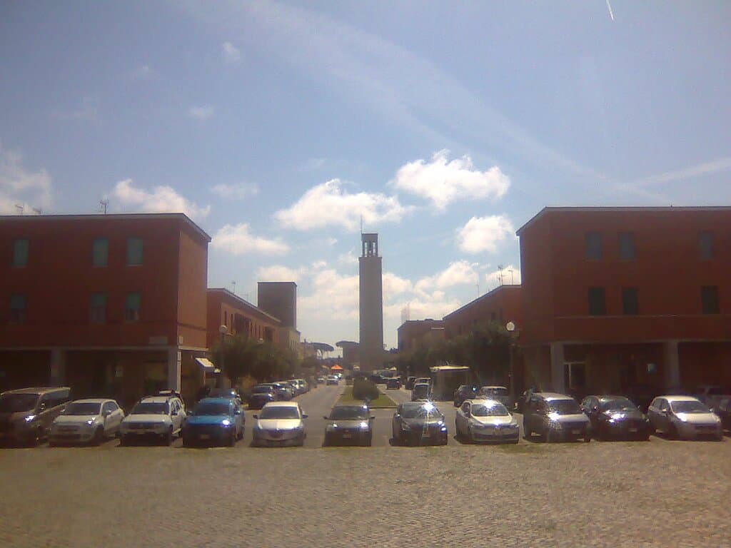 Piazza Regina Margherita e Largo Giulio Cesare con vista sulla Torre civica
