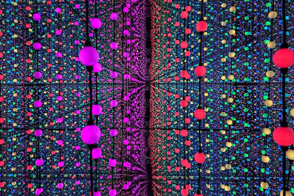 Sala de bombillas y espejos