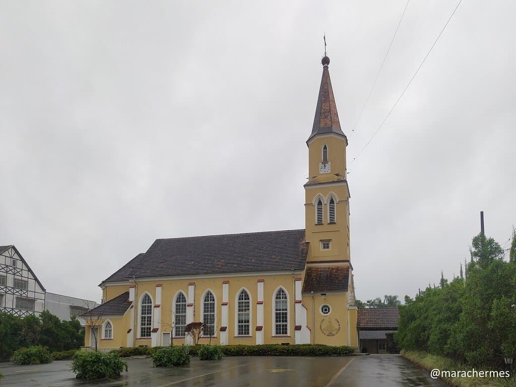 Vista lateral da igreja. 