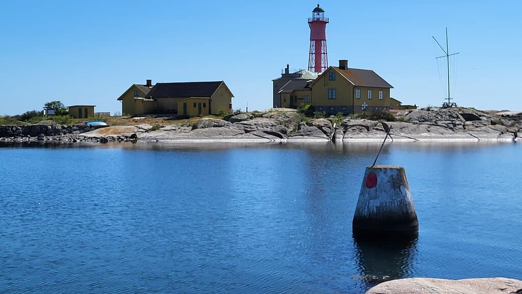 Blick von Norraskär auf den Leuchtturm auf  Södraskär