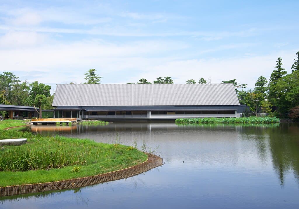 せんぐう館外観（まがたま池から）