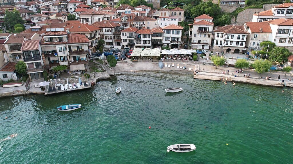 🌊 Bistro "Saraishte" is located in the old part of the city in the area "Saraishte" on the shore of Lake Ohrid. 📍 More precisely, we are located at st. "Kosta Abrash" No. 58. 🍽🍷 We offer delicious food, appetizers and pizzas, an excellent range of wines and a wonderful atmosphere and unique view