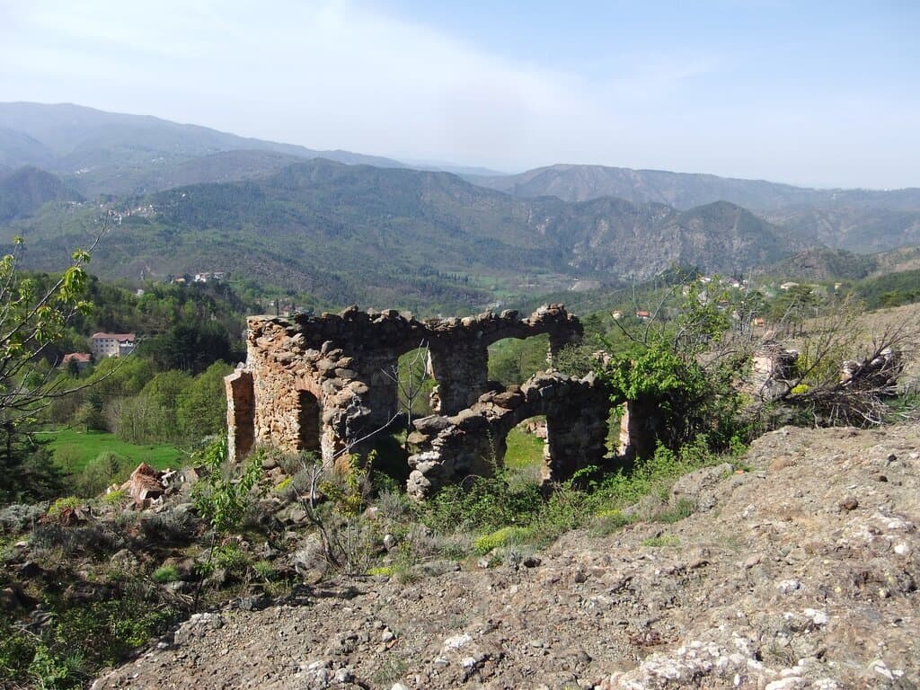 Ruderi su cima maggiore