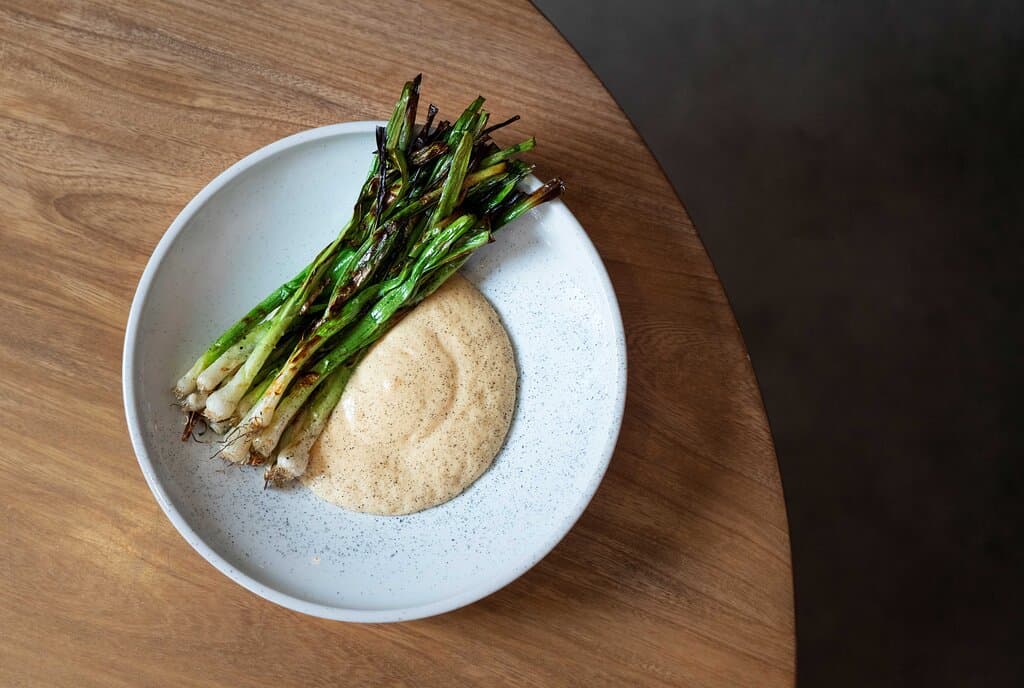 Puerros a la brasa y espuma de coliflor 