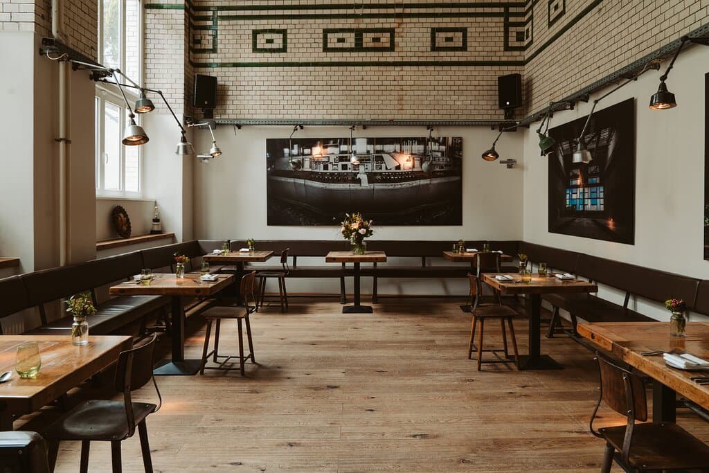 Das eins44 bietet mit zeitgemäßer und saisonaler Küche exklusive Bauchküche ohne Tamtam, dafür mit viel Geschmack, besten Produkten und höchstem Handwerk. Küchenchef Julius Nowak beweist mit dem engagiertem Küchenteam, dass Fine Dining erstklassigen Genuss mit Spaß und Leichtigkeit verbinden kann, egal ob im Menü oder à la carte.