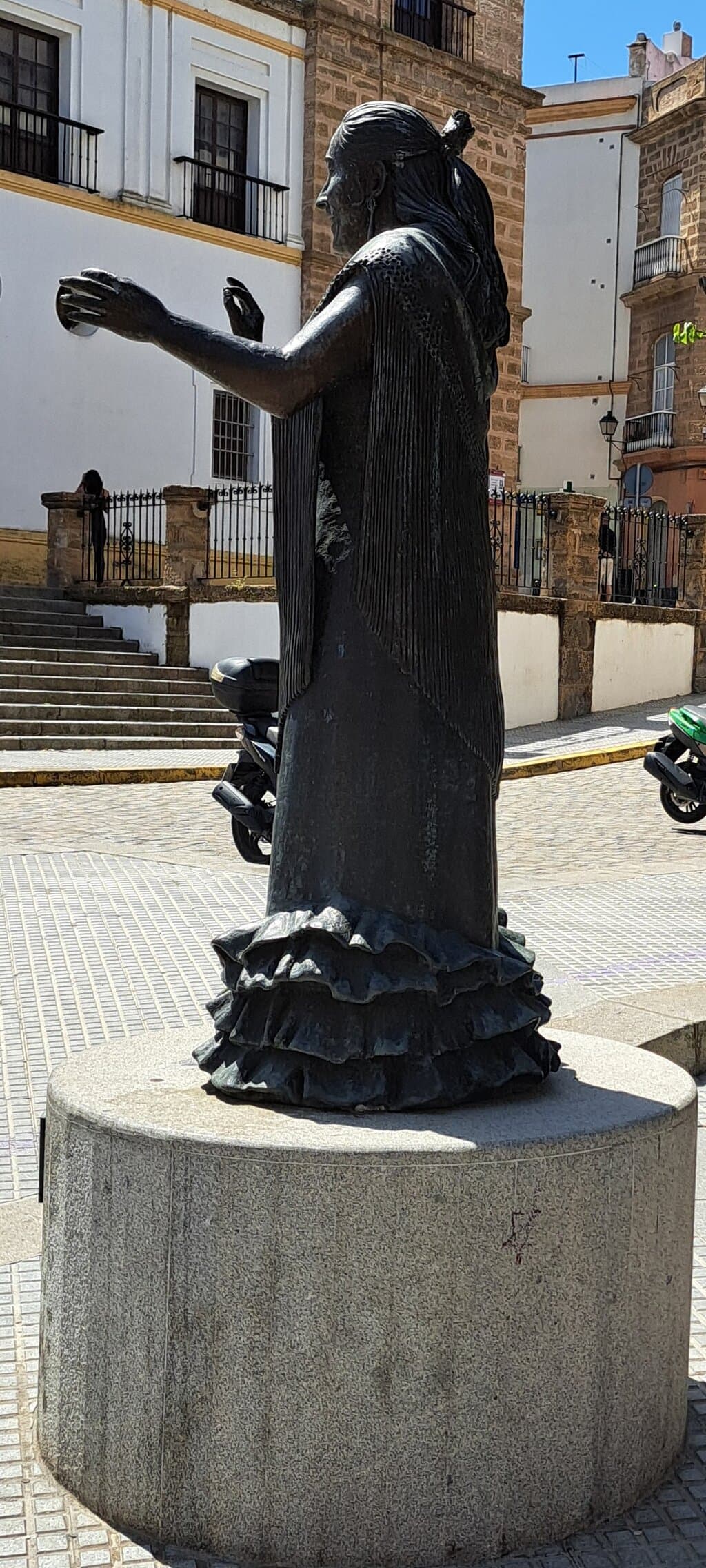 Side view of the sculpture 