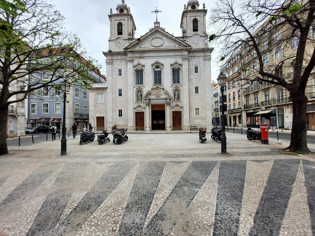 La chiesa di San Paolo che chiude il lato occidentale della piazza