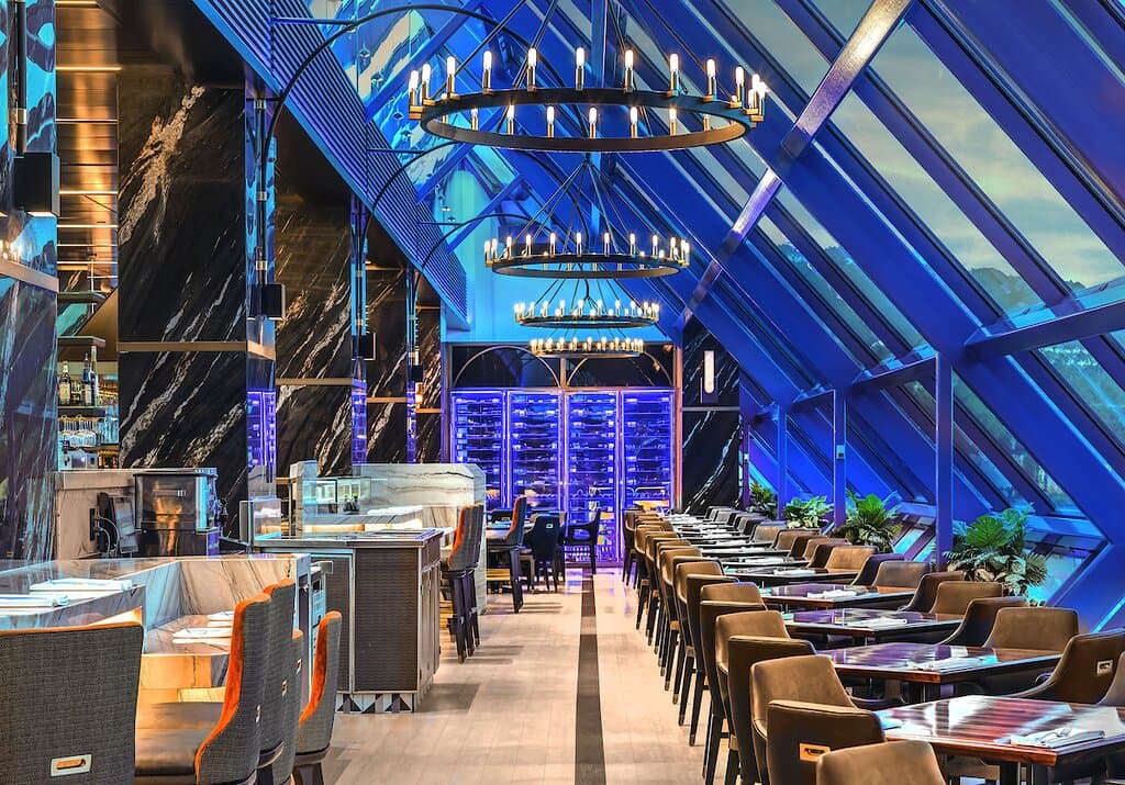 Overview of dining area 