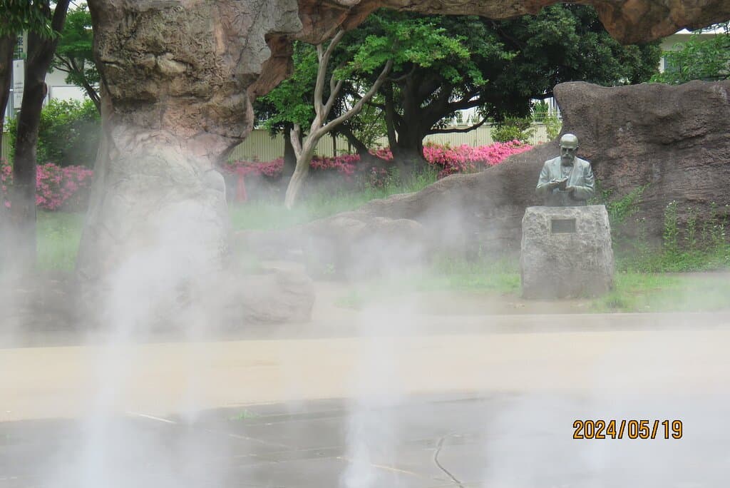 縄文の広場　越しに　眺めた　ﾓｰｽ像　景観一例