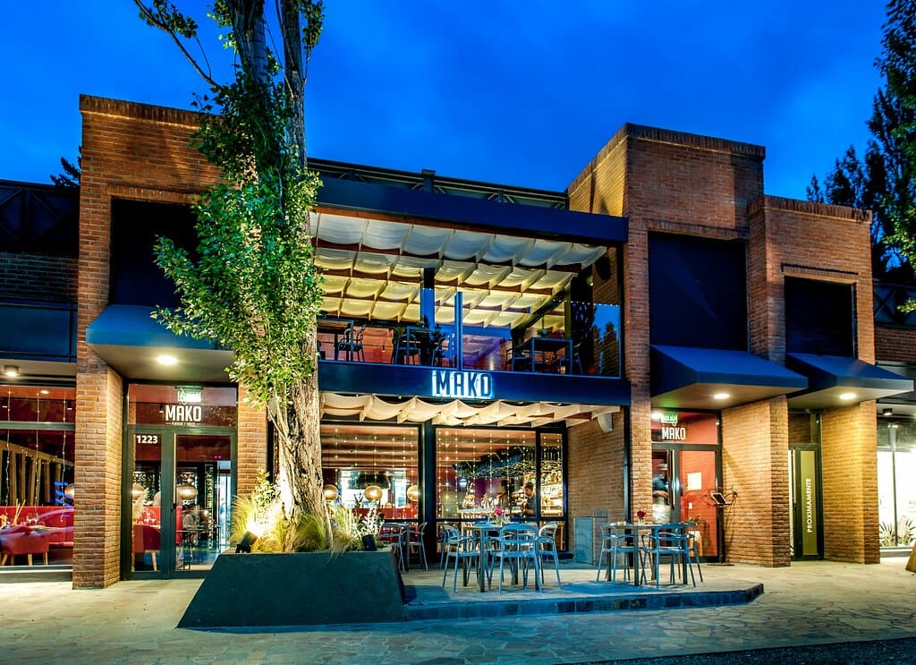 Mako Fuegos y Vinos. Fachada principal sobre la Avenida del Libertador, El Calafate