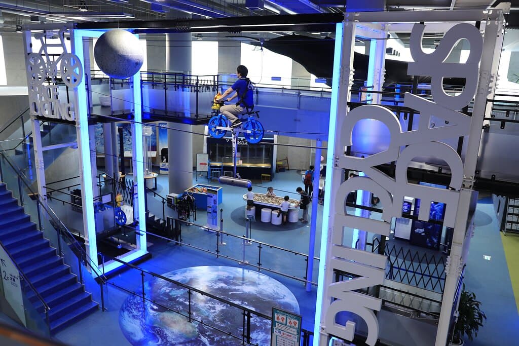 地球の重力を利用して4.5メートルの高さのロープを自転車で渡る【スペースサイクリング】