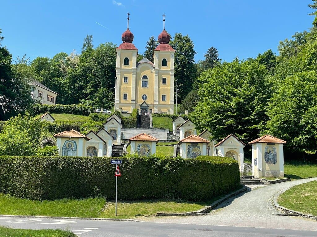 Kreuzbergl-Kirche, direkt neben dem Botanischen Garten und Naherholungsgebiet Kreuzbergl!