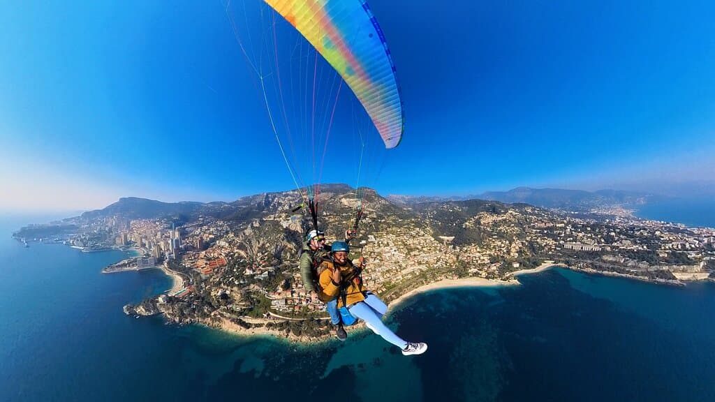 Voler en parapente dans le ciel de la cote d'azur entre Menton et Monaco, sur l'un des plus beaux  sites d'Europe à Roquebrune cap Martin (proche de Nice)
C'est possible avec l'équipe d'Azur parapente