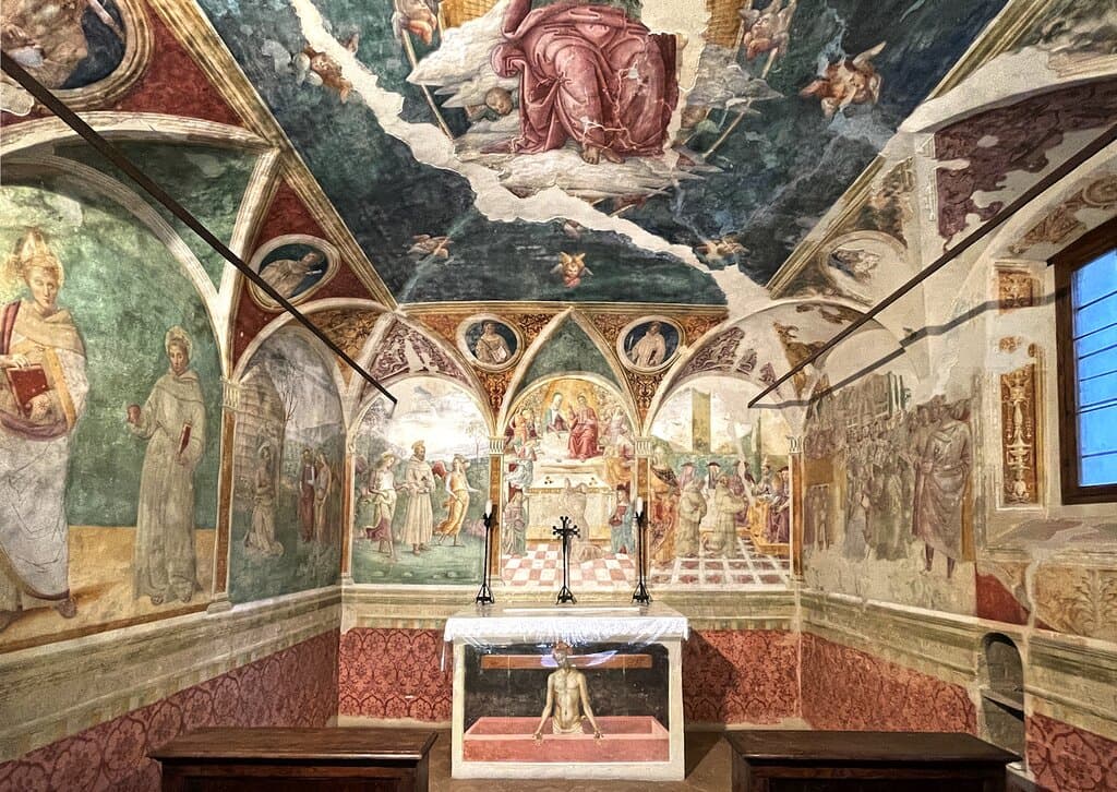 La bella e interamente affrescata Cappella delle Rose posta nel chiostro del convento