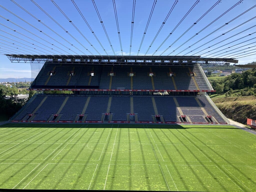 Die Gegentribüne von Stahlseilen gehalten 