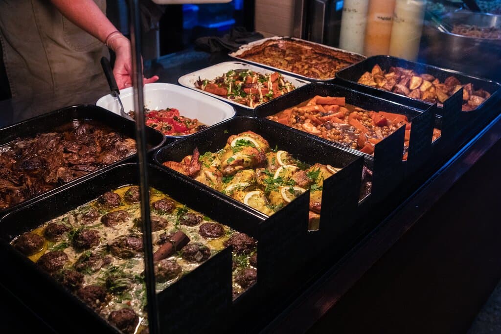 Our hot cabinet is filled with delicious slow-cooked meat dishes, vegan tagines, veggie braises, pilafs, gratins and more. Come fill your plate with deliciousness!
