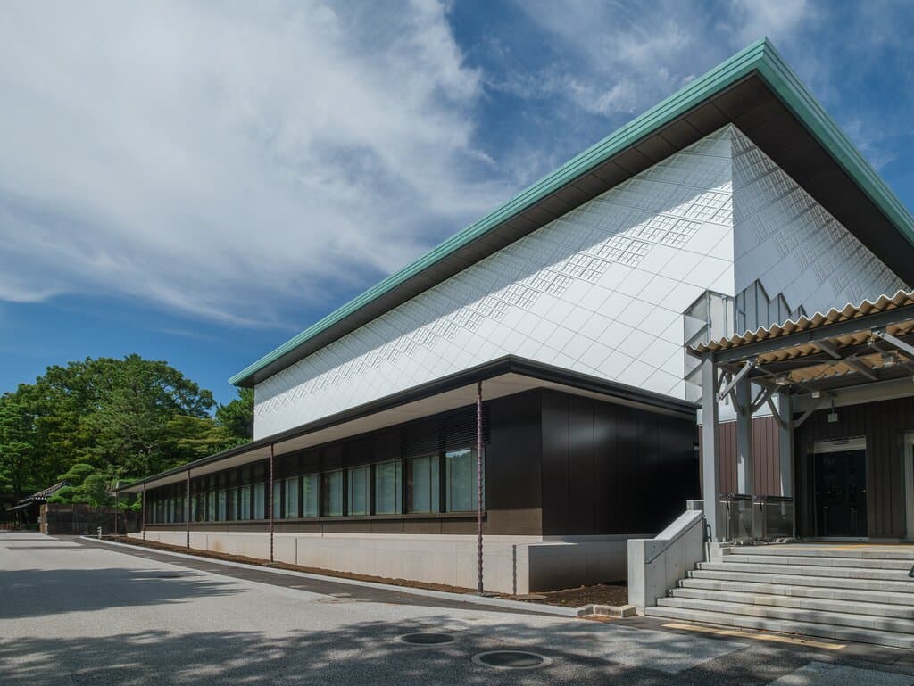 現在の館の外観です。 令和８年完成に向けて施設・設備の拡張整備工事を実施しています。