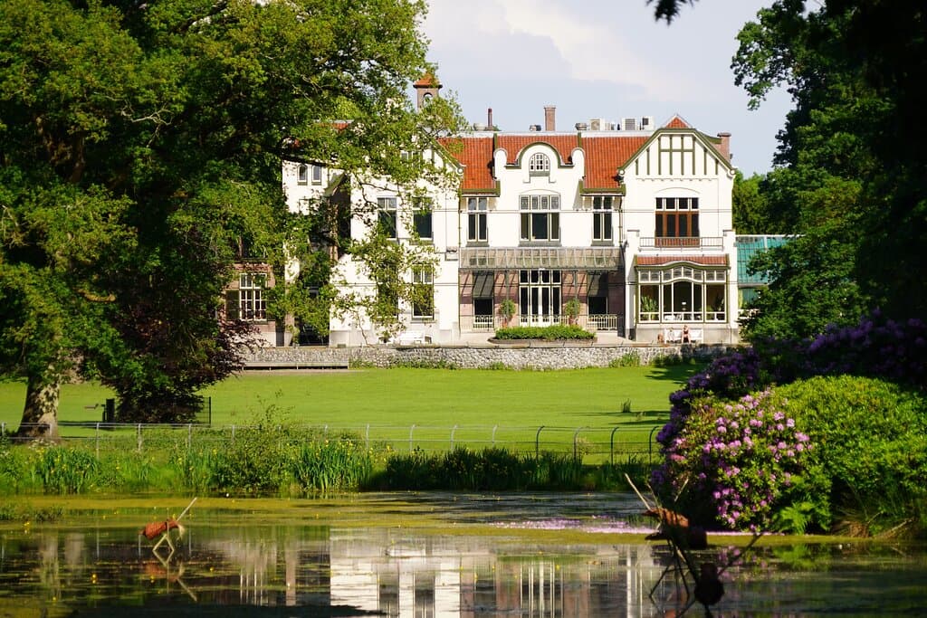 池の方から見た館