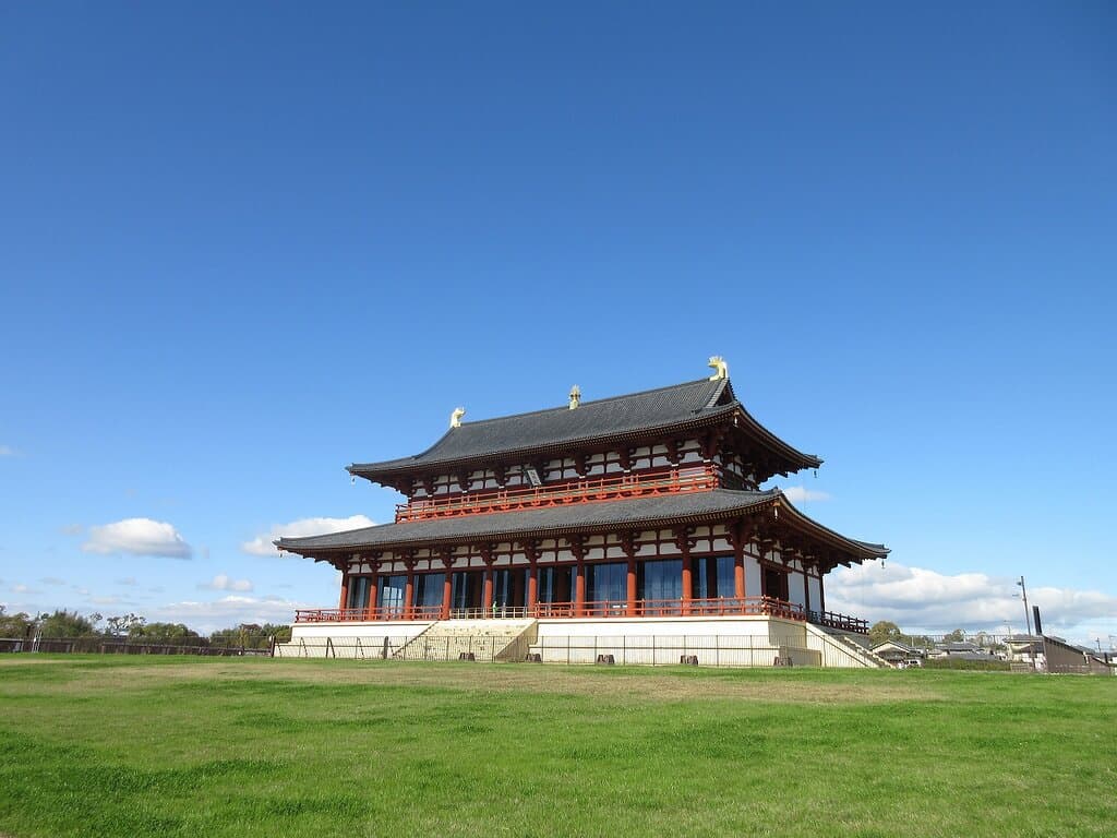 【第一次大極殿 Daiichiji Daigokuden Hall (Former Imperial Audience Hall) 】
正面約44m、側面約20m、地面より高さ約27m。直径70cmの朱色の柱44本、屋根瓦約9万7000枚を使った平城宮最大の宮殿であり、その建物は奈良時代の中頃に、一時都とした恭仁(くに)宮に移築され、山城国の国分寺金堂になりました。当時、天皇の即位式や外国使節との面会など、国のもっとも重要な儀式のために使われていました。
This was the largest palace building at the Nara Palace in 8th century. It was used for the most important ceremonial occasions of state.