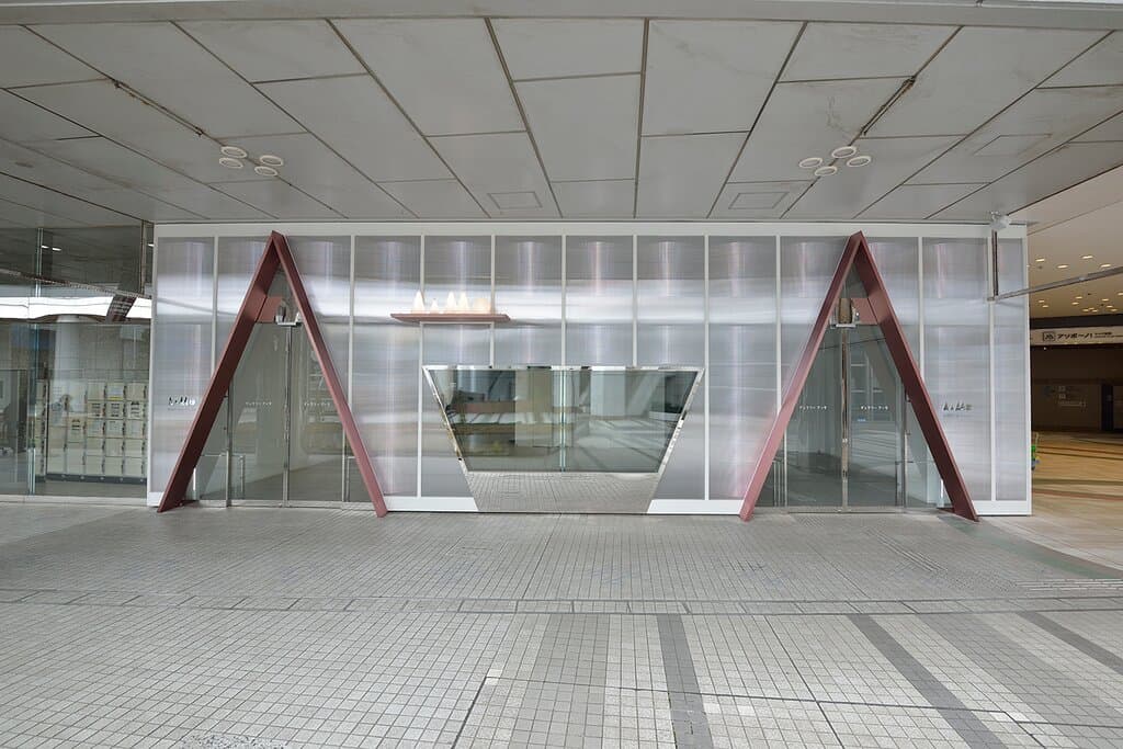 Gallery AaMoとは東京ドームシティらしい楽しさとライブ感に満ちた、大人のやめの遊べるギャラリーです。最先端のメディアアートから工芸やサブカルチャーまで、様々なジャンルを横断する欲張りな文化の発信拠点です。