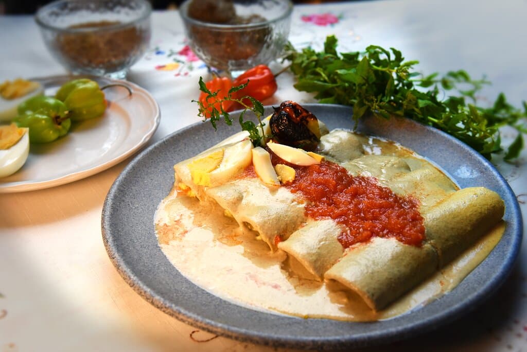 Sabores de El Sazón de Valladolid - Papadzules. 
Estos son uno de los platillos más representativos de la cocina yucateca, una joya gastronómica que remonta sus orígenes a la época prehispánica. Este platillo, que en lengua maya significa "comida de los señores" (pápak', cubrir, y dzul, señor), es un reflejo del ingenio culinario de los antiguos mayas y de la riqueza cultural de la región de Yucatán.