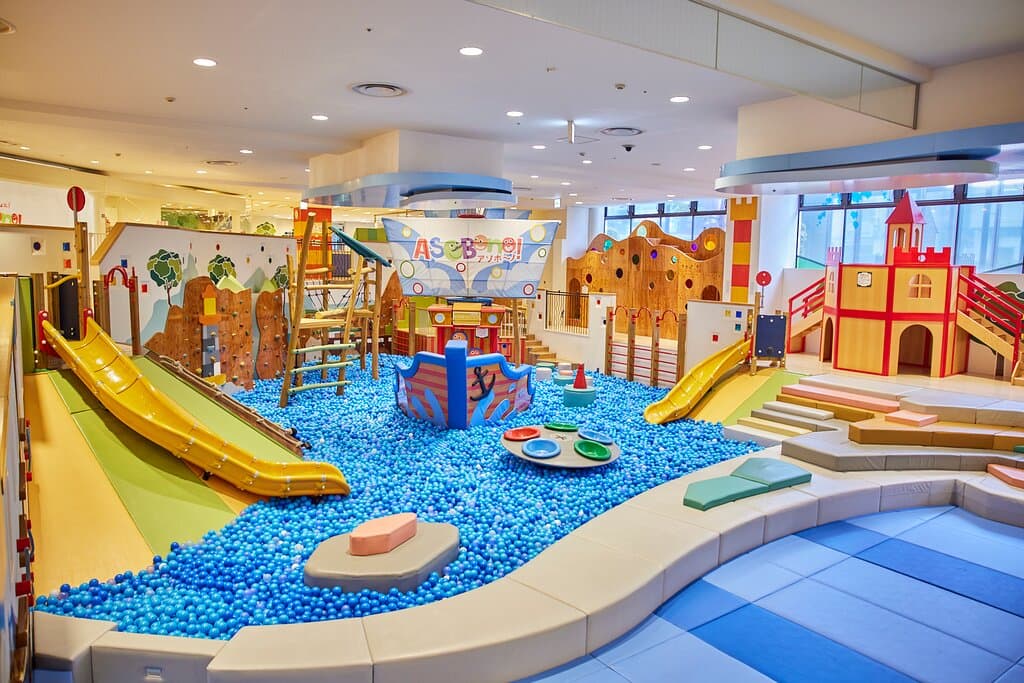 アソボ～ノ！は子どもと大人が一緒に楽しめる都内最大級の屋内キッズ施設です。好きなおもちゃや普段家で遊べないような遊具で自由に、家族と一緒に、思い切り楽しむことができます。