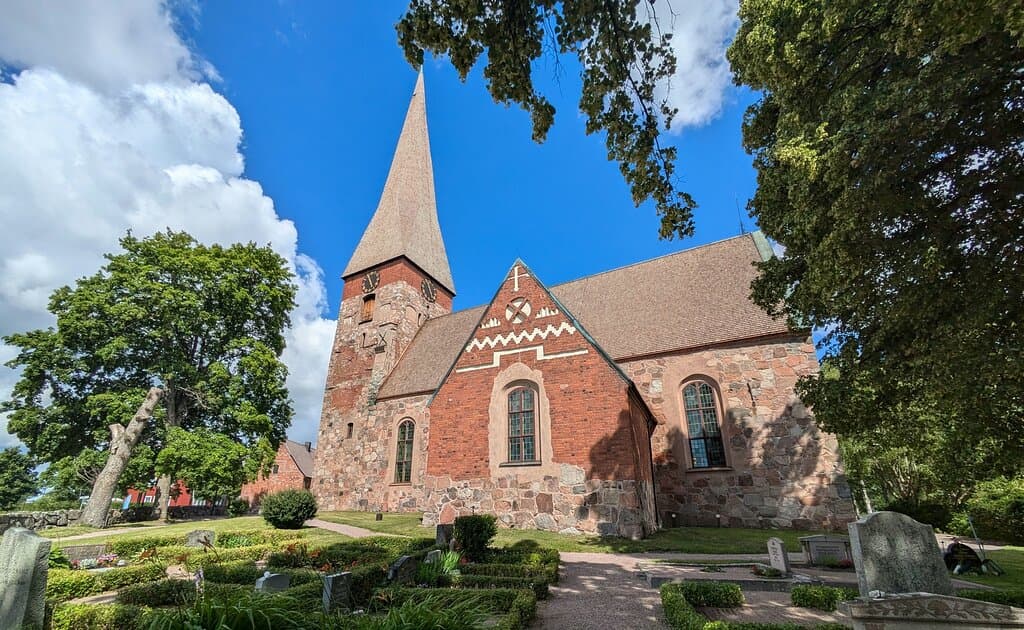 Kirke fra 1100-tallet, kalkmalerier fra 1400-tallet. Vakker kirke. Sommerkake i menighetshus ved siden av.